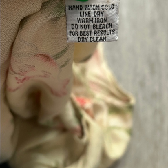 100% Silk tank top 2 inch wide sleeves with hibiscus flower and leaves design - Picture 3 of 4